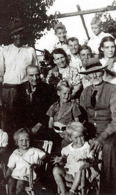 Pa met sy ouma en oupa en broers en susters Father with  his grandmother and grandfather and bothers and sisters